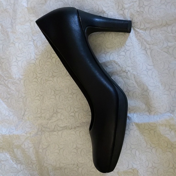 Clarks Adriel Viola Heels Size 9 - Almost New! - Picture 2 of 6